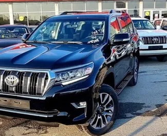 Frontansicht eines Mietwagens Toyota Land Cruiser Prado in Baku, Aserbaidschan ✓ Auto Nr.3543. ✓ Automatisch TM ✓ 0 Bewertungen.