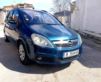 Frontansicht eines Mietwagens Opel Zafira am Flughafen Burgas, Bulgarien ✓ Auto Nr.3624. ✓ Automatisch TM ✓ 0 Bewertungen.