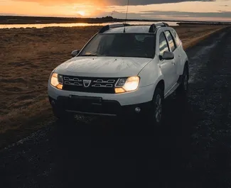 Frontansicht eines Mietwagens Dacia Duster in Keflavik, Island ✓ Auto Nr.3321. ✓ Schaltgetriebe TM ✓ 4 Bewertungen.