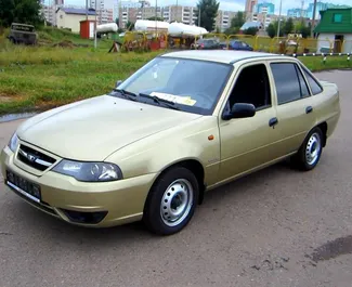 Frontansicht eines Mietwagens Daewoo Nexia in Feodosiya, Krim ✓ Auto Nr.3445. ✓ Schaltgetriebe TM ✓ 0 Bewertungen.