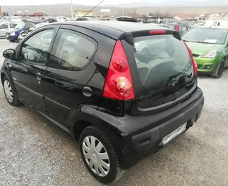 Frontansicht eines Mietwagens Peugeot 107 am Flughafen Burgas, Bulgarien ✓ Auto Nr.3626. ✓ Automatisch TM ✓ 0 Bewertungen.