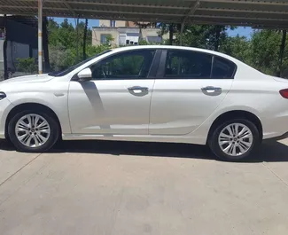 Frontansicht eines Mietwagens Fiat Egea Multijet am Flughafen Antalya, Türkei ✓ Auto Nr.3727. ✓ Automatisch TM ✓ 2 Bewertungen.