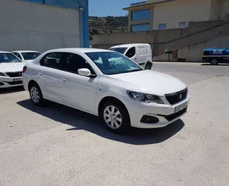 Frontansicht eines Mietwagens Peugeot 301 am Flughafen Athen, Griechenland ✓ Auto Nr.3764. ✓ Automatisch TM ✓ 0 Bewertungen.