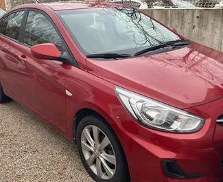 Frontansicht eines Mietwagens Hyundai Accent Blue am Flughafen Antalya, Türkei ✓ Auto Nr.3814. ✓ Schaltgetriebe TM ✓ 1 Bewertungen.