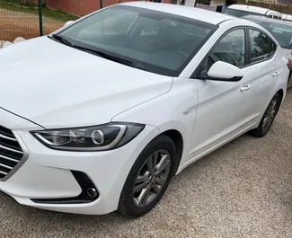 Frontansicht eines Mietwagens Hyundai Elantra am Flughafen Antalya, Türkei ✓ Auto Nr.3813. ✓ Automatisch TM ✓ 2 Bewertungen.