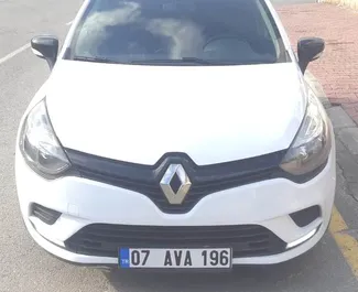 Frontansicht eines Mietwagens Renault Clio Grandtour am Flughafen Antalya, Türkei ✓ Auto Nr.3743. ✓ Schaltgetriebe TM ✓ 0 Bewertungen.