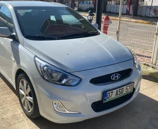 Frontansicht eines Mietwagens Hyundai Accent Blue am Flughafen Antalya, Türkei ✓ Auto Nr.3810. ✓ Automatisch TM ✓ 0 Bewertungen.