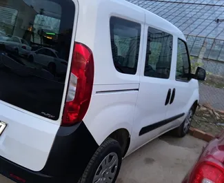 Frontansicht eines Mietwagens Fiat Doblo am Flughafen Antalya, Türkei ✓ Auto Nr.3808. ✓ Schaltgetriebe TM ✓ 0 Bewertungen.