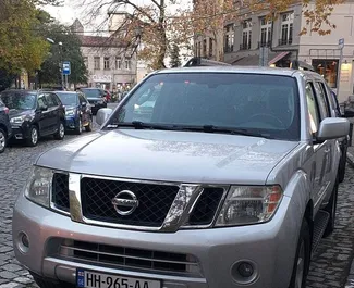 Frontansicht eines Mietwagens Nissan Pathfinder in Tiflis, Georgien ✓ Auto Nr.3676. ✓ Automatisch TM ✓ 0 Bewertungen.