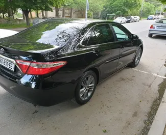 Mietwagen Toyota Camry 2015 in Georgien, mit Benzin-Kraftstoff und 181 PS ➤ Ab 145 GEL pro Tag.