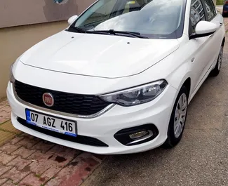 Frontansicht eines Mietwagens Fiat Egea am Flughafen Antalya, Türkei ✓ Auto Nr.3875. ✓ Automatisch TM ✓ 0 Bewertungen.