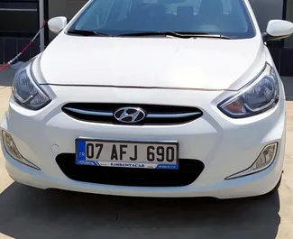 Frontansicht eines Mietwagens Hyundai Accent Blue am Flughafen Antalya, Türkei ✓ Auto Nr.3901. ✓ Automatisch TM ✓ 1 Bewertungen.