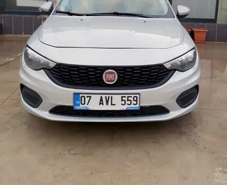 Frontansicht eines Mietwagens Fiat Egea am Flughafen Antalya, Türkei ✓ Auto Nr.3874. ✓ Automatisch TM ✓ 0 Bewertungen.