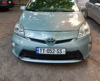 Frontansicht eines Mietwagens Toyota Prius am Flughafen Tiflis, Georgien ✓ Auto Nr.4042. ✓ Automatisch TM ✓ 0 Bewertungen.