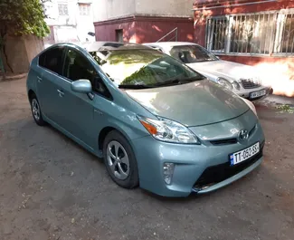 Hybride 1,8L Motor von Toyota Prius 2013 zur Miete am Flughafen Tiflis.