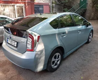 Innenraum von Toyota Prius zur Miete in Georgien. Ein großartiges 5-Sitzer Fahrzeug mit Automatisch Getriebe.