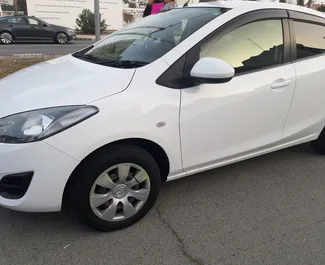 Mazda Demio 2014 zur Miete verfügbar in Larnaca, mit Kilometerbegrenzung unbegrenzte.