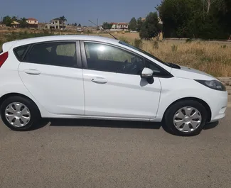 Mietwagen Ford Fiesta 2015 auf Zypern, mit Benzin-Kraftstoff und 98 PS ➤ Ab 26 EUR pro Tag.