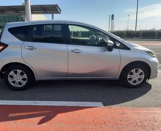 Frontansicht eines Mietwagens Nissan Note in Larnaca, Zypern ✓ Auto Nr.4064. ✓ Automatisch TM ✓ 0 Bewertungen.