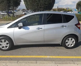 Frontansicht eines Mietwagens Nissan Note in Larnaca, Zypern ✓ Auto Nr.4063. ✓ Automatisch TM ✓ 1 Bewertungen.