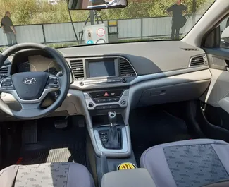 Innenraum von Hyundai Elantra zur Miete in Georgien. Ein großartiges 5-Sitzer Fahrzeug mit Automatisch Getriebe.