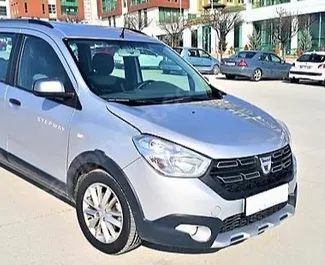 Frontansicht eines Mietwagens Dacia Lodgy Stepway am Flughafen Antalya, Türkei ✓ Auto Nr.4079. ✓ Schaltgetriebe TM ✓ 1 Bewertungen.