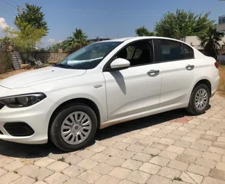 Frontansicht eines Mietwagens Fiat Egea Multijet am Flughafen Antalya, Türkei ✓ Auto Nr.4074. ✓ Schaltgetriebe TM ✓ 0 Bewertungen.