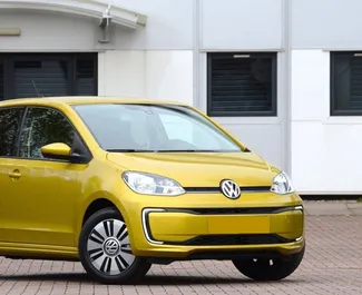 Mietwagen Volkswagen Up 2021 in Griechenland, mit Benzin-Kraftstoff und 60 PS ➤ Ab 19 EUR pro Tag.