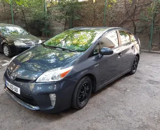 Frontansicht eines Mietwagens Toyota Prius am Flughafen Tiflis, Georgien ✓ Auto Nr.4043. ✓ Automatisch TM ✓ 0 Bewertungen.