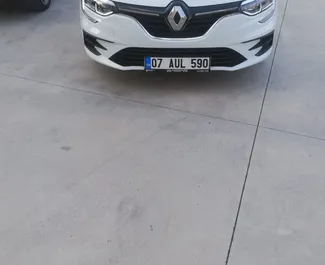 Frontansicht eines Mietwagens Renault Megane Sedan am Flughafen Antalya, Türkei ✓ Auto Nr.4144. ✓ Automatisch TM ✓ 4 Bewertungen.