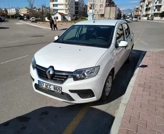 Frontansicht eines Mietwagens Renault Symbol am Flughafen Antalya, Türkei ✓ Auto Nr.4123. ✓ Schaltgetriebe TM ✓ 0 Bewertungen.