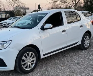 Frontansicht eines Mietwagens Renault Symbol am Flughafen Antalya, Türkei ✓ Auto Nr.4117. ✓ Schaltgetriebe TM ✓ 0 Bewertungen.