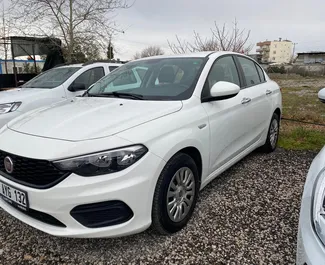 Frontansicht eines Mietwagens Fiat Egea am Flughafen Antalya, Türkei ✓ Auto Nr.4116. ✓ Schaltgetriebe TM ✓ 0 Bewertungen.