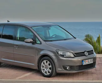 Frontansicht eines Mietwagens Volkswagen Touran in Budva, Montenegro ✓ Auto Nr.4210. ✓ Automatisch TM ✓ 6 Bewertungen.