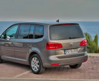 Mietwagen Volkswagen Touran 2014 in Montenegro, mit Diesel-Kraftstoff und 140 PS ➤ Ab 30 EUR pro Tag.