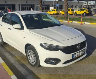 Frontansicht eines Mietwagens Fiat Egea am Flughafen Antalya, Türkei ✓ Auto Nr.4223. ✓ Schaltgetriebe TM ✓ 2 Bewertungen.