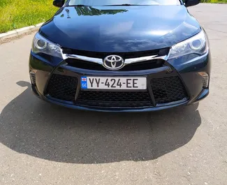 Frontansicht eines Mietwagens Toyota Camry in Tiflis, Georgien ✓ Auto Nr.4207. ✓ Automatisch TM ✓ 0 Bewertungen.