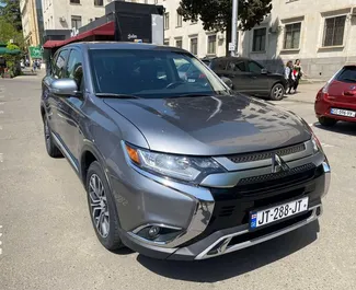 Frontansicht eines Mietwagens Mitsubishi Outlander Xl in Tiflis, Georgien ✓ Auto Nr.4165. ✓ Automatisch TM ✓ 0 Bewertungen.