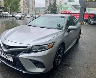 Frontansicht eines Mietwagens Toyota Camry in Tiflis, Georgien ✓ Auto Nr.4164. ✓ Automatisch TM ✓ 0 Bewertungen.