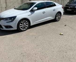 Frontansicht eines Mietwagens Renault Megane Sedan am Flughafen Antalya, Türkei ✓ Auto Nr.4187. ✓ Automatisch TM ✓ 0 Bewertungen.