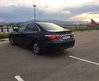 Benzin 2,5L Motor von Toyota Camry 2017 zur Miete in Tiflis.