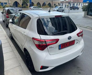 Mietwagen Toyota Vitz 2018 auf Zypern, mit Hybride-Kraftstoff und 109 PS ➤ Ab 18 EUR pro Tag.