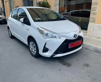 Frontansicht eines Mietwagens Toyota Vitz in Larnaca, Zypern ✓ Auto Nr.4212. ✓ Automatisch TM ✓ 3 Bewertungen.