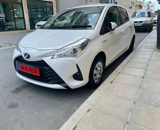 Vermietung Toyota Vitz. Wirtschaft Fahrzeug zur Miete auf Zypern ✓ Kaution Einzahlung von 300 EUR ✓ Versicherungsoptionen KFZ-HV.