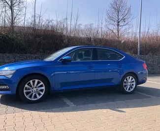 Frontansicht eines Mietwagens Skoda Superb in Prag, Tschechische Republik ✓ Auto Nr.4087. ✓ Automatisch TM ✓ 0 Bewertungen.