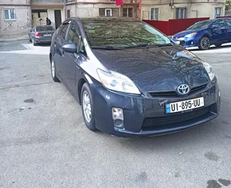 Frontansicht eines Mietwagens Toyota Prius Hybrid in Tiflis, Georgien ✓ Auto Nr.4232. ✓ Automatisch TM ✓ 9 Bewertungen.