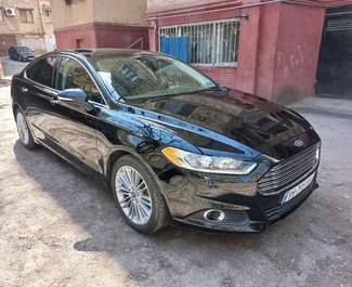 Frontansicht eines Mietwagens Ford Fusion Sedan am Flughafen Tiflis, Georgien ✓ Auto Nr.4184. ✓ Automatisch TM ✓ 0 Bewertungen.