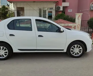 Frontansicht eines Mietwagens Renault Symbol am Flughafen Antalya, Türkei ✓ Auto Nr.4226. ✓ Schaltgetriebe TM ✓ 8 Bewertungen.