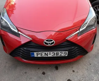 Frontansicht eines Mietwagens Toyota Yaris auf Kreta, Griechenland ✓ Auto Nr.1555. ✓ Schaltgetriebe TM ✓ 2 Bewertungen.