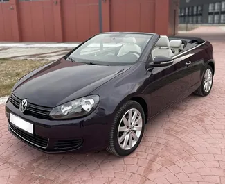 Frontansicht eines Mietwagens Volkswagen Golf Cabrio in Becici, Montenegro ✓ Auto Nr.4273. ✓ Automatisch TM ✓ 1 Bewertungen.